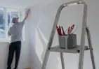Mężczyzna malujący ściany